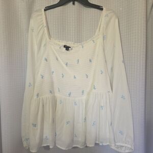 Torrid White and Blue Floral Smocked Women's Top NWT size 4